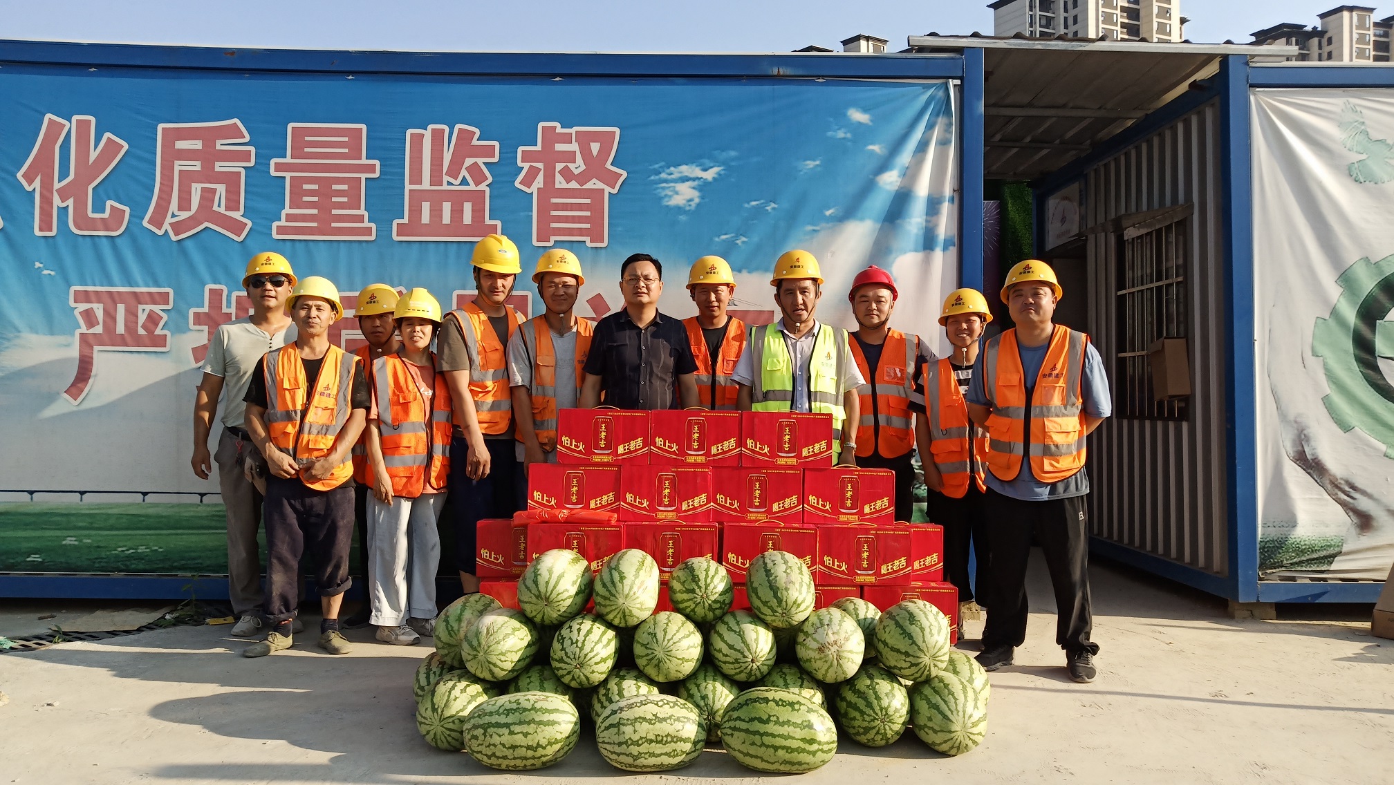 【情系职工 夏送清凉】蓝锐党支部、工会联合开展向一线工人送清凉慰问活动(图1) 1-240H4160ZbL.jpg